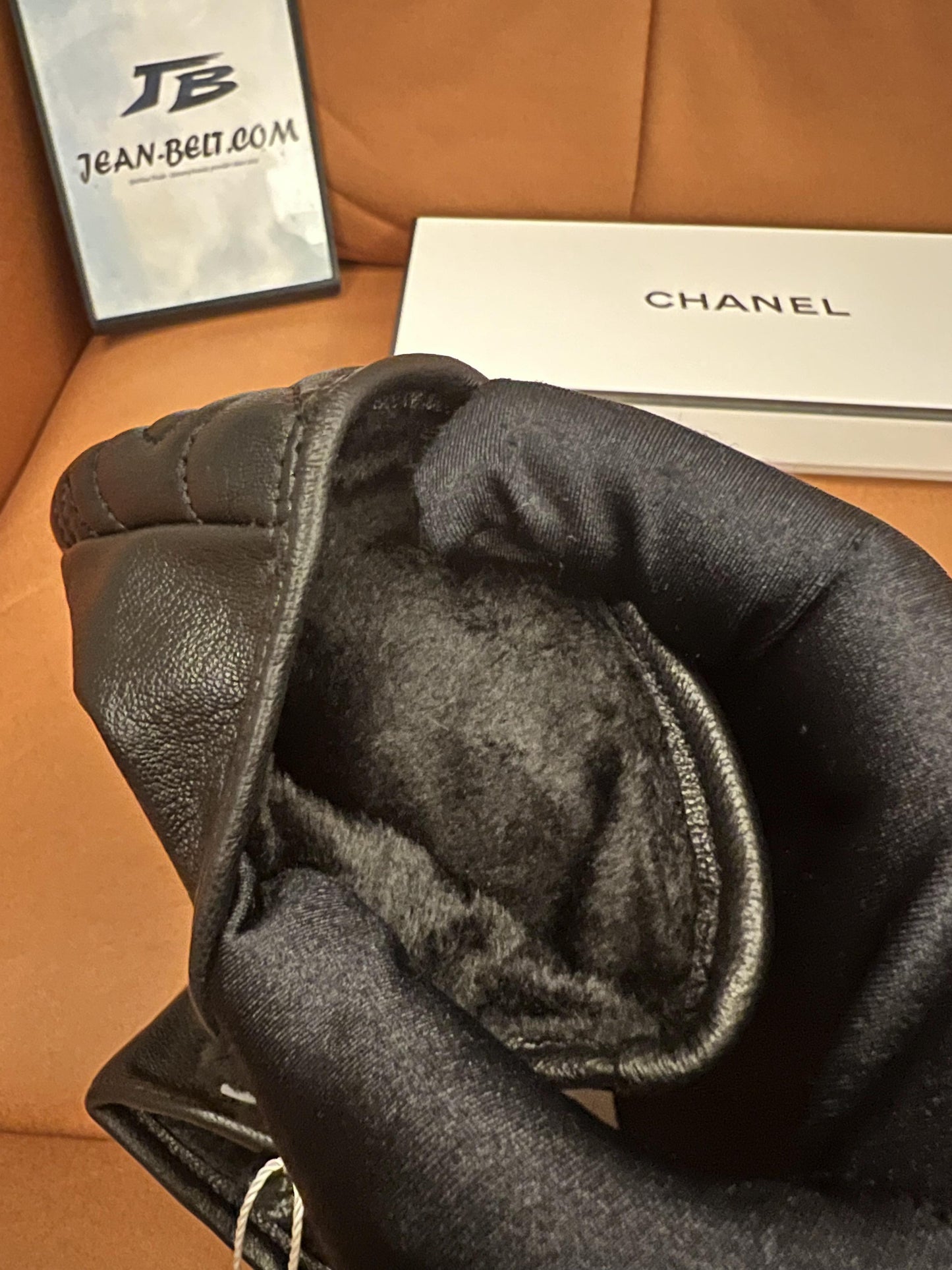 Guantes Chanel de piel de cordero negra con diseño de camelia acolchada