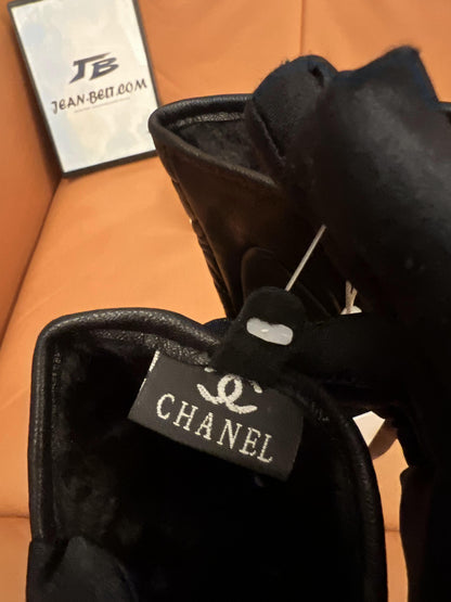 Guantes Chanel de piel de cordero negra con diseño de camelia acolchada