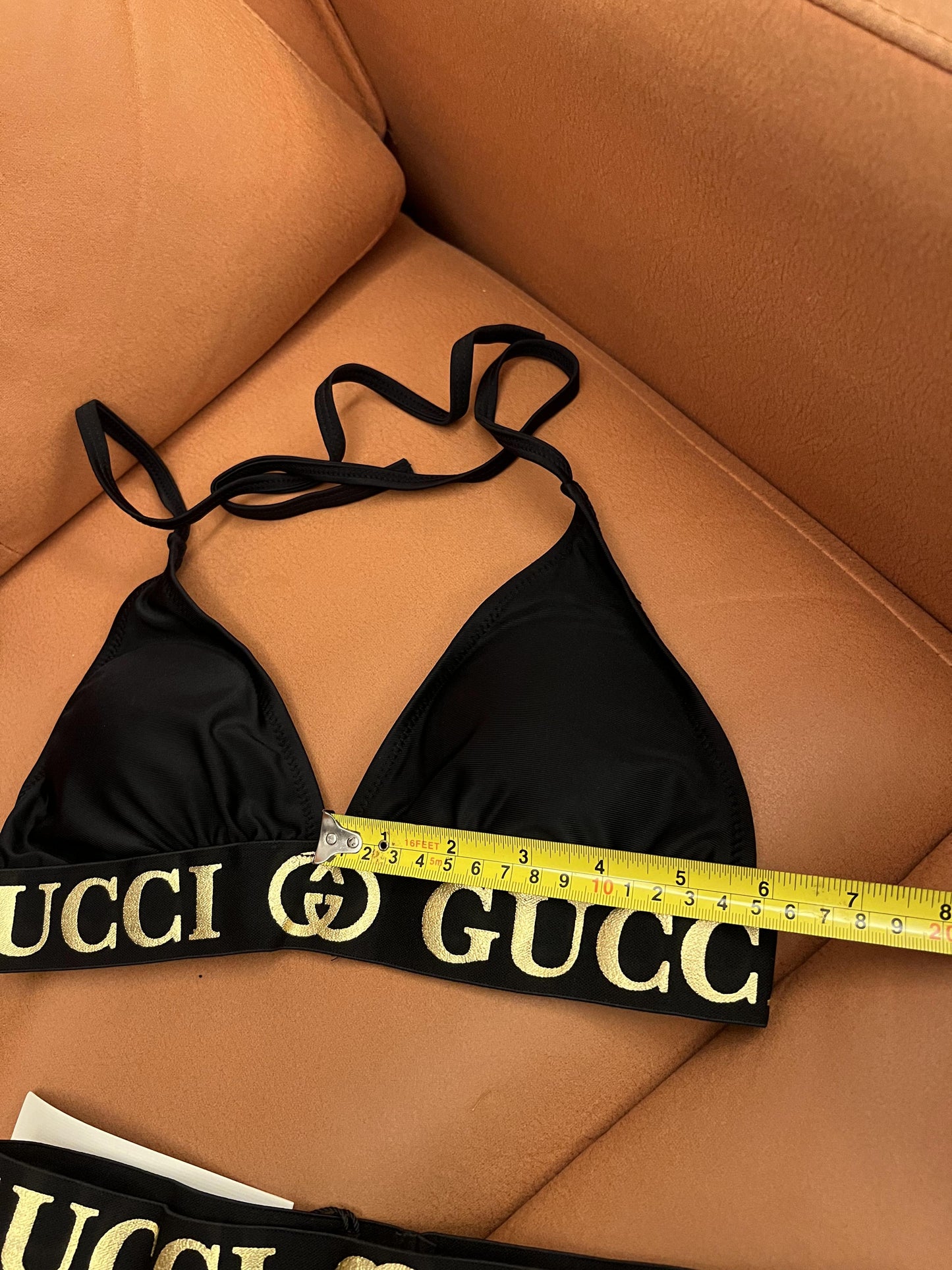 Conjunto de biquíni triangular de luxo Gucci - clássico preto e dourado