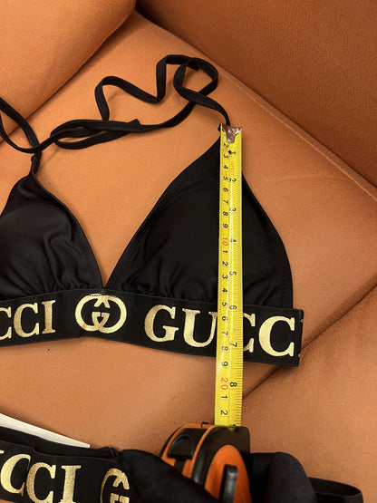 Conjunto de biquíni triangular de luxo Gucci - clássico preto e dourado