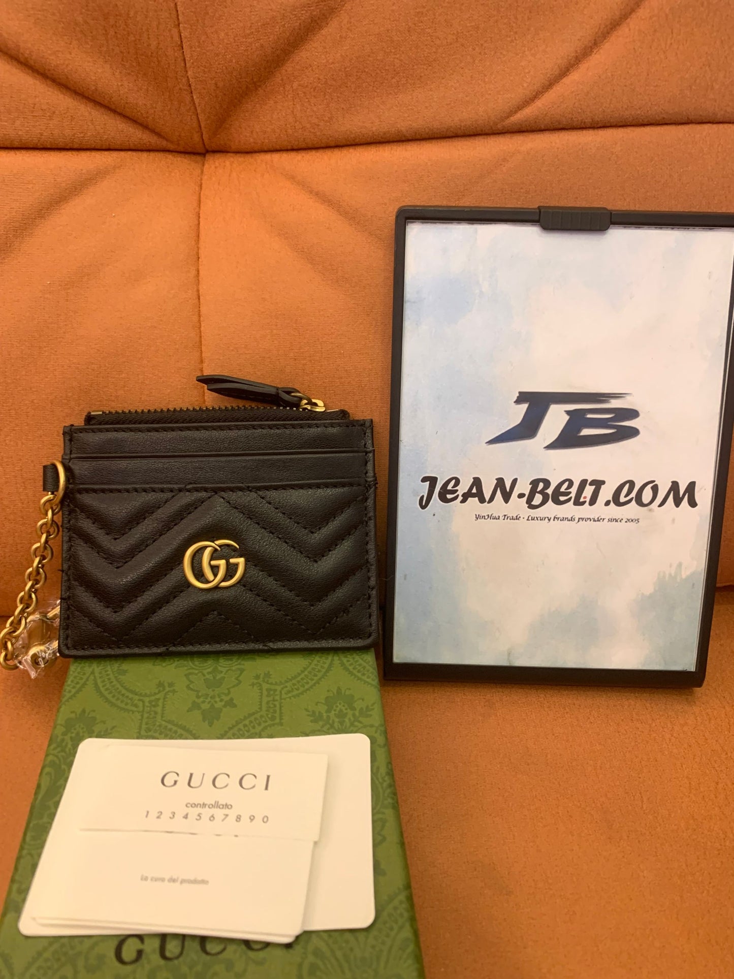 Tarjetero de piel Gucci GG Marmont con cadena