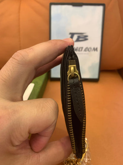 Tarjetero de piel Gucci GG Marmont con cadena