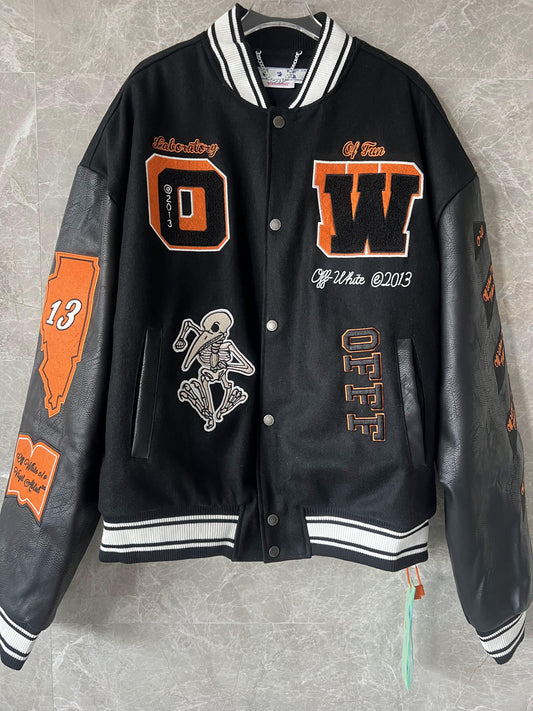 Jaqueta universitária preta Off-White com patches bordados e design de esqueleto