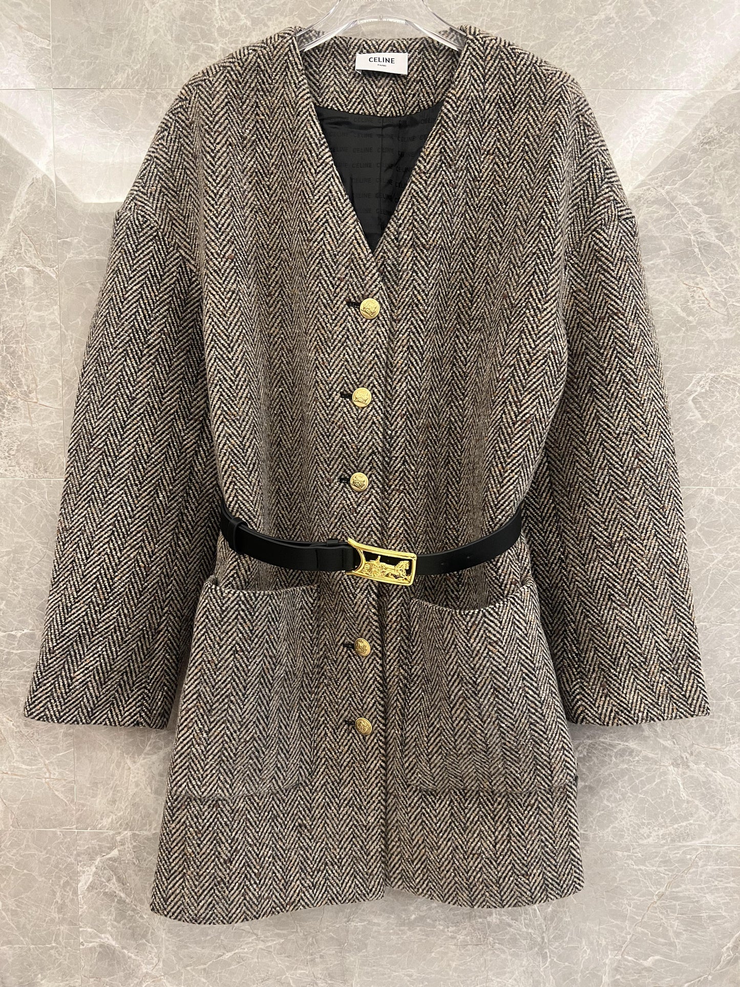 Casaco de Lã Herringbone Celine com Botão Dourado e Cinto