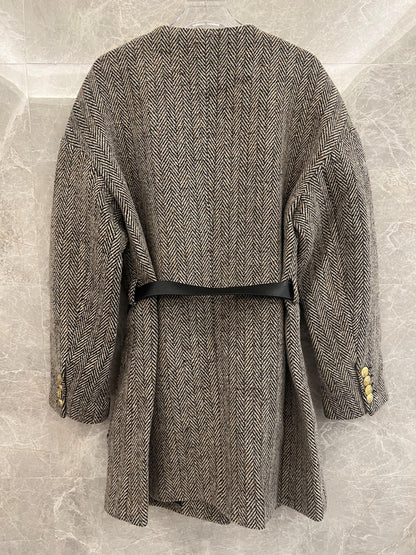 Casaco de Lã Herringbone Celine com Botão Dourado e Cinto