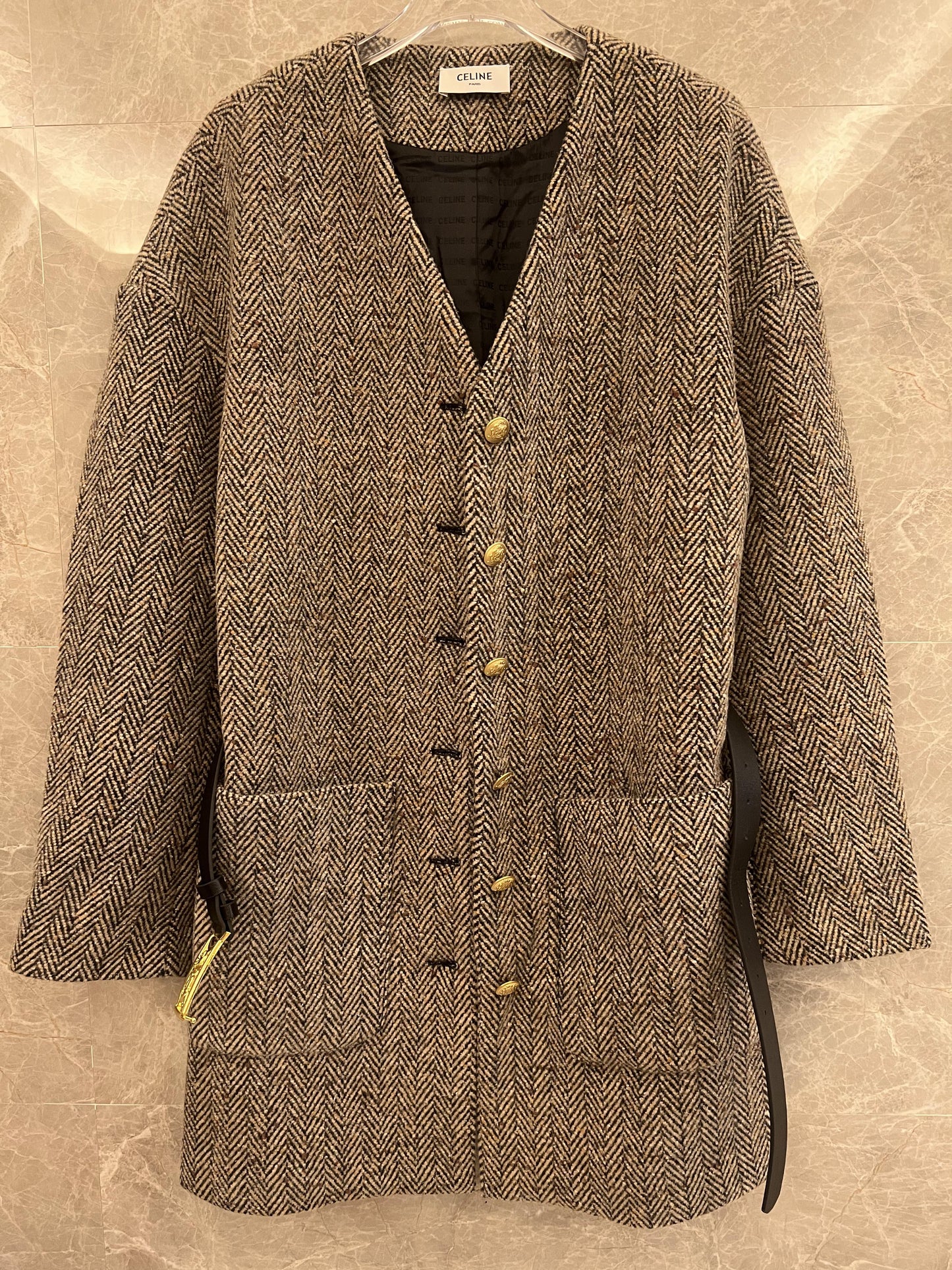 Casaco de Lã Herringbone Celine com Botão Dourado e Cinto