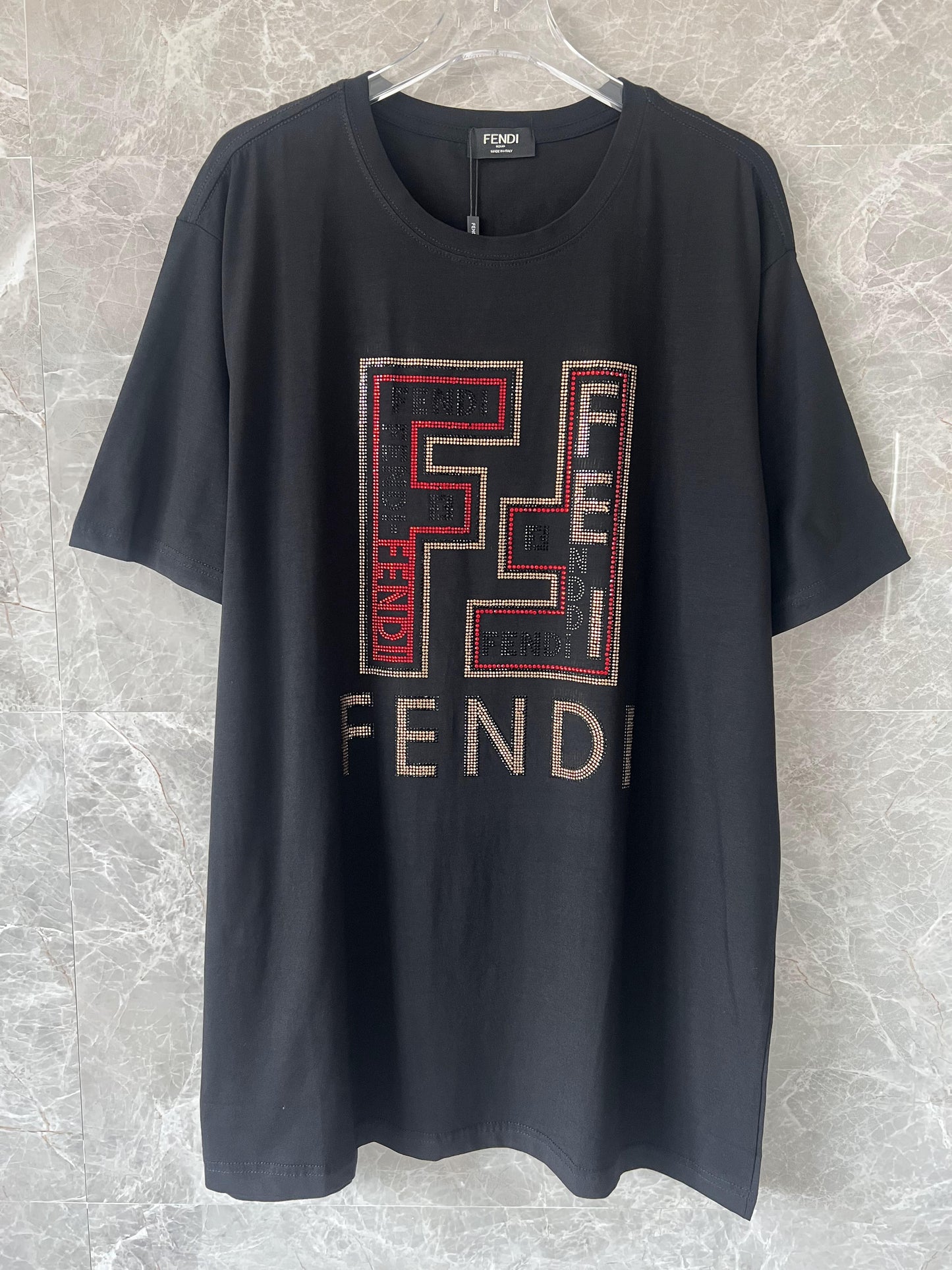 Camiseta negra de Fendi con diseño de logotipo exclusivo