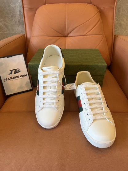 Tênis Gucci Ace Bee Web em couro