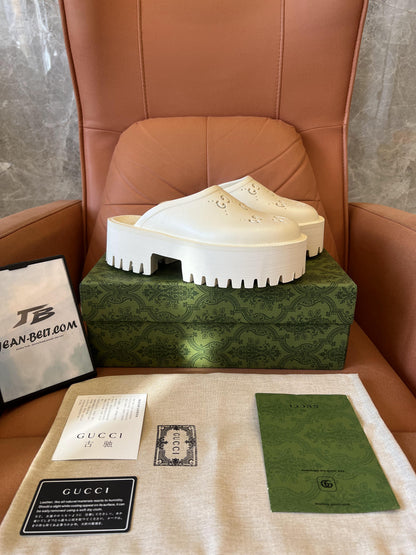Sandalias Gucci GG de goma perforada – blancas
