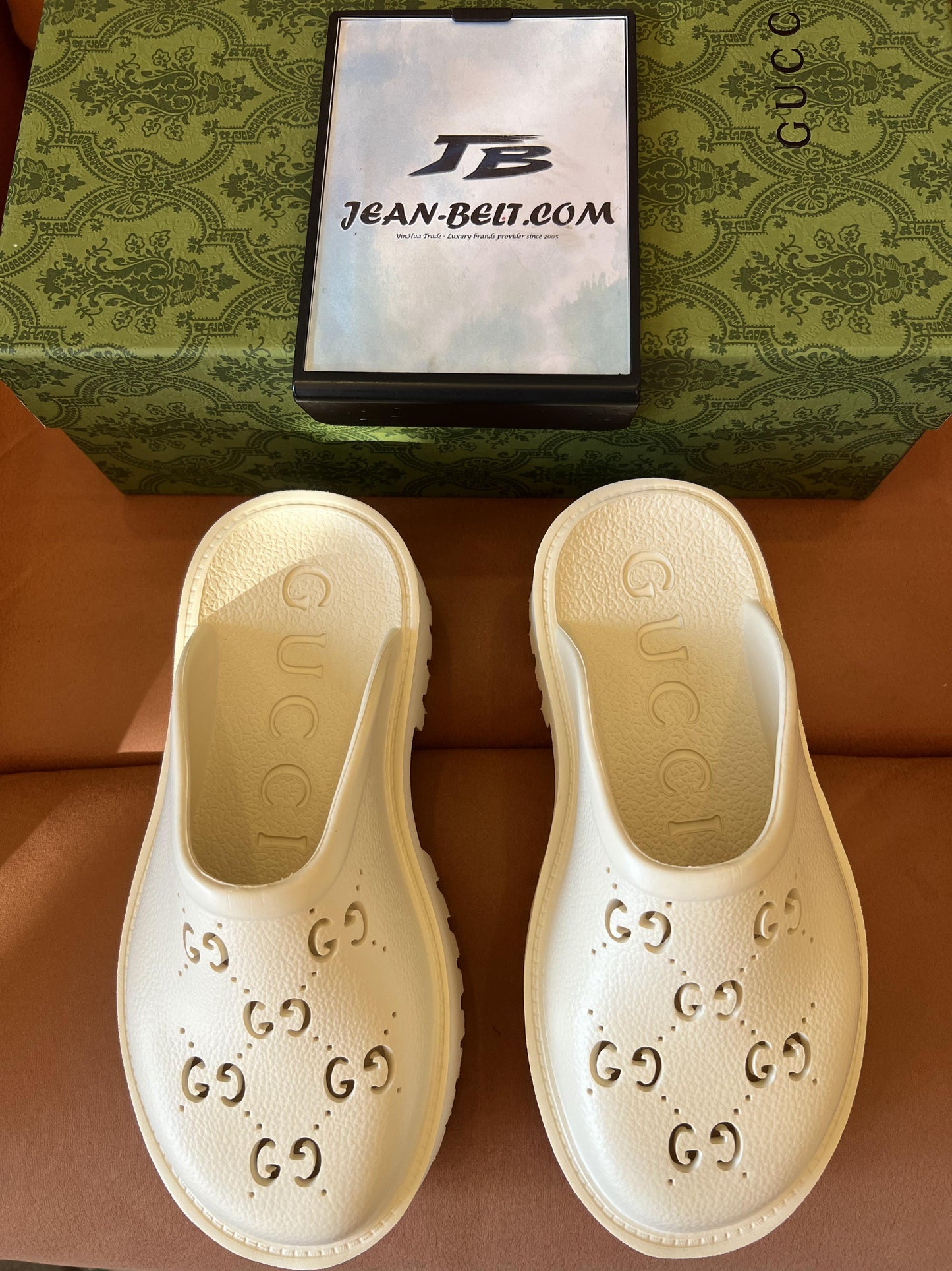 Sandalias Gucci GG de goma perforada – blancas