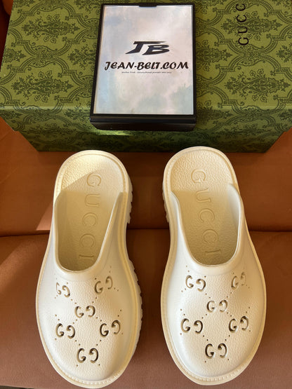 Sandalias Gucci GG de goma perforada – blancas