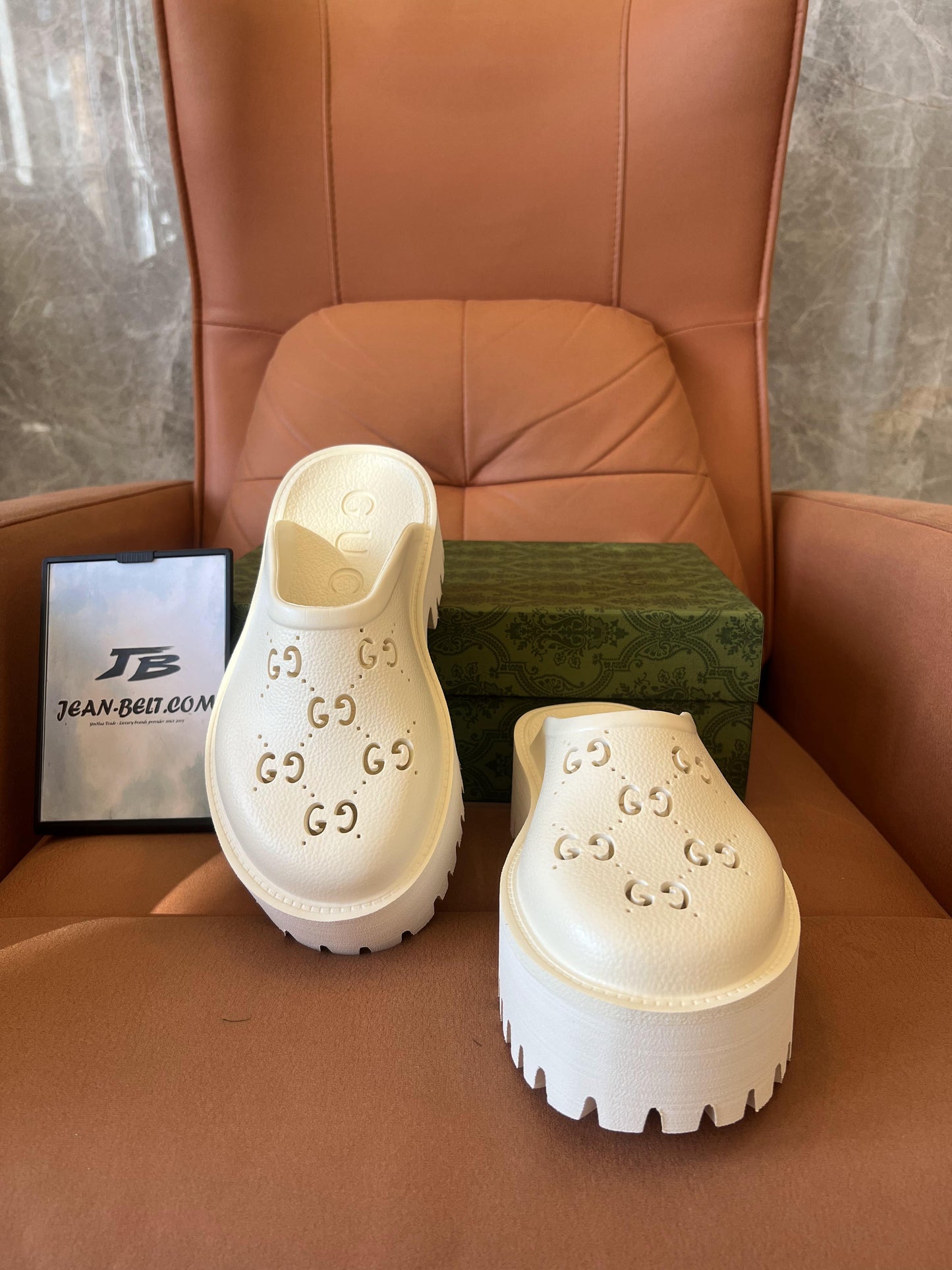 Sandalias Gucci GG de goma perforada – blancas