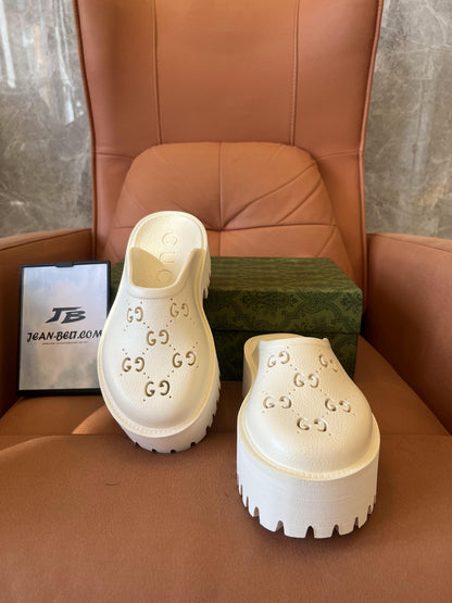 Sandalias Gucci GG de goma perforada – blancas