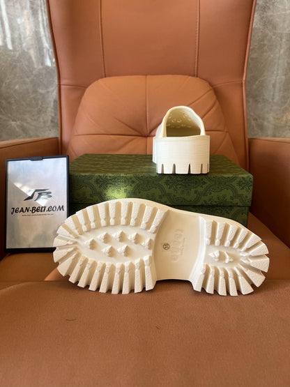 Sandalias Gucci GG de goma perforada – blancas