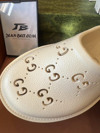Sandalias Gucci GG de goma perforada – blancas