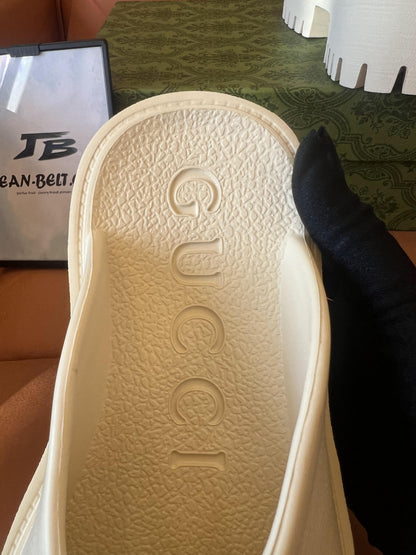 Sandalias Gucci GG de goma perforada – blancas
