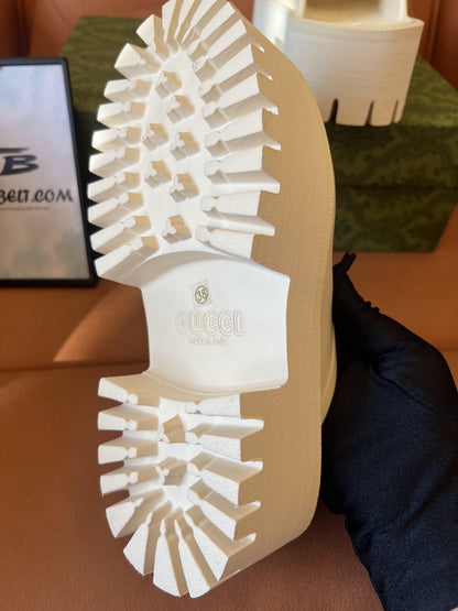 Sandalias Gucci GG de goma perforada – blancas