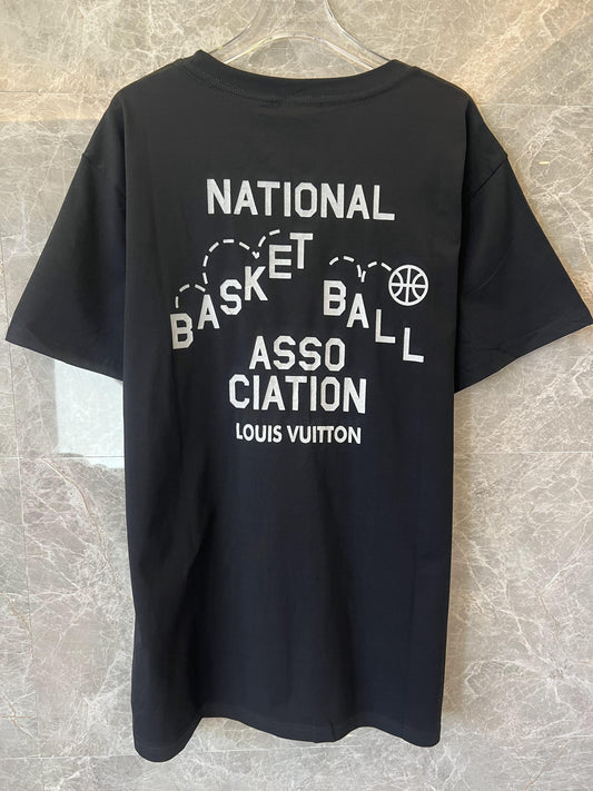 Camiseta gráfica negra Louis Vuitton x NBA: camiseta en colaboración con el diseñador