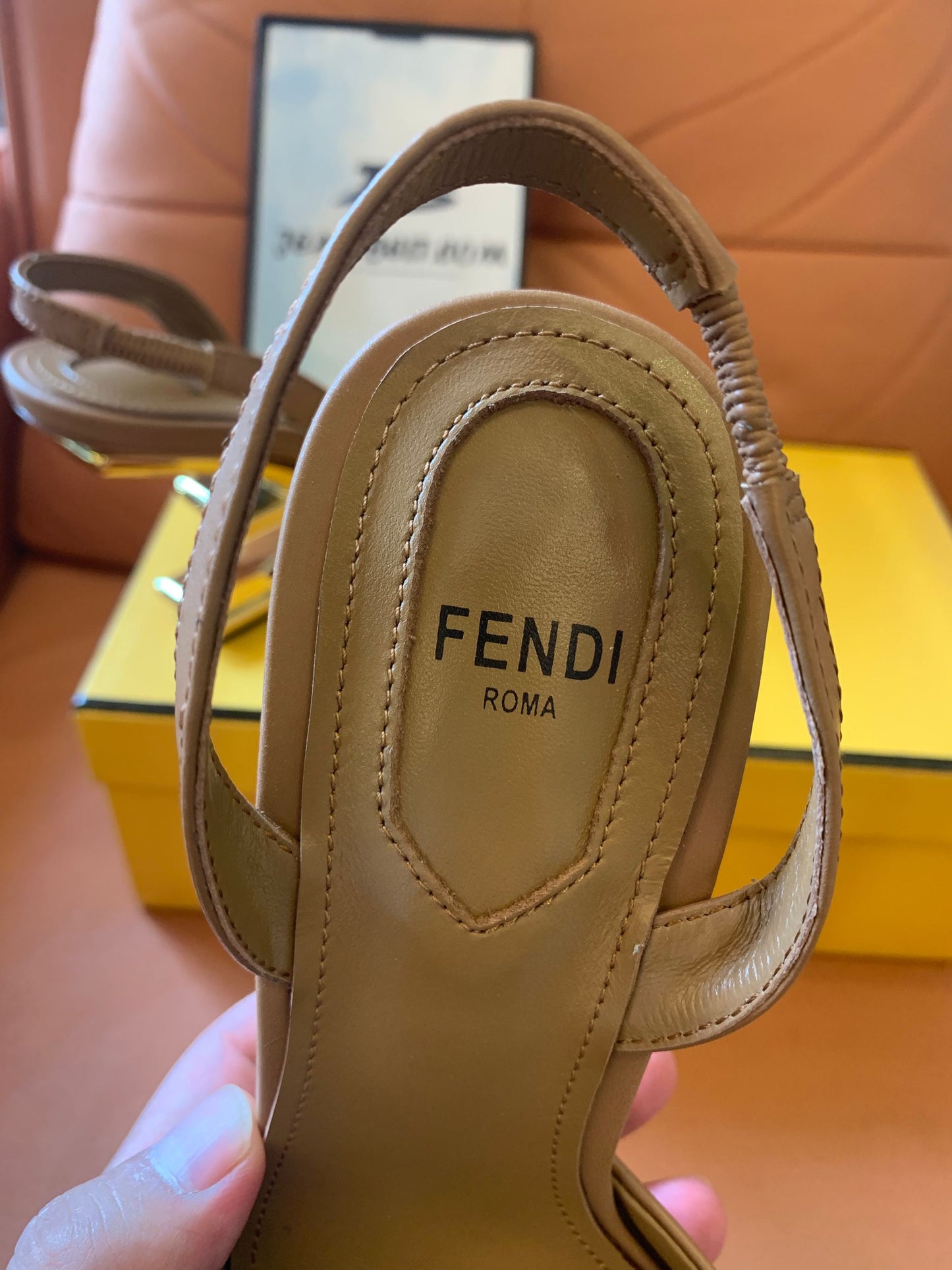 Zapatos de salón Fendi de piel color polvo
