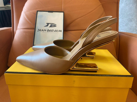 Sapatos slingback de couro Fendi em poudre