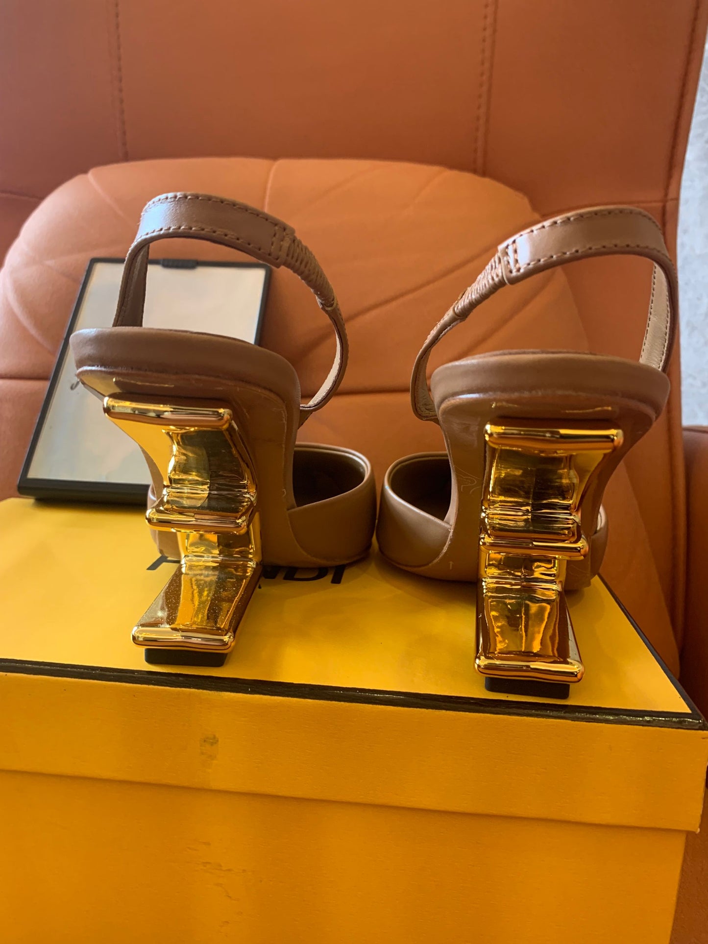Zapatos de salón Fendi de piel color polvo