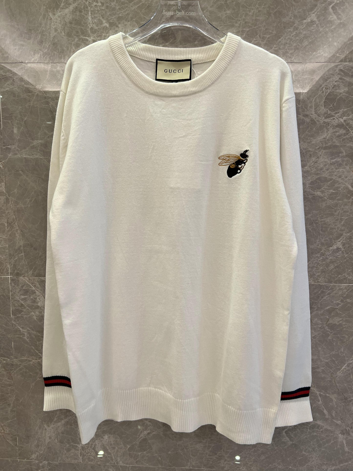 Suéter blanco crema Gucci con detalle de abeja bordada