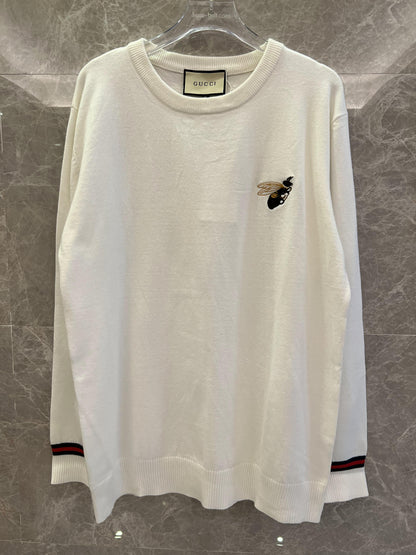 Suéter blanco crema Gucci con detalle de abeja bordada