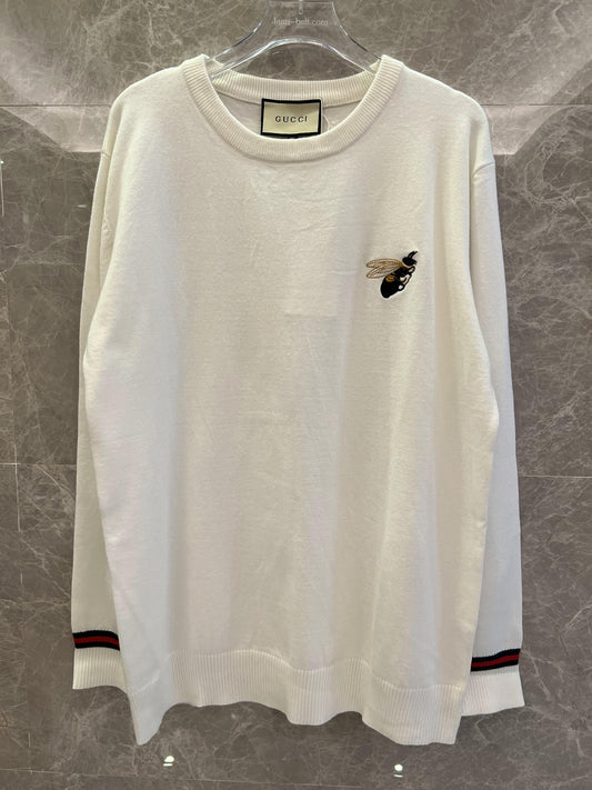 Suéter branco creme da Gucci com detalhe bordado de abelha