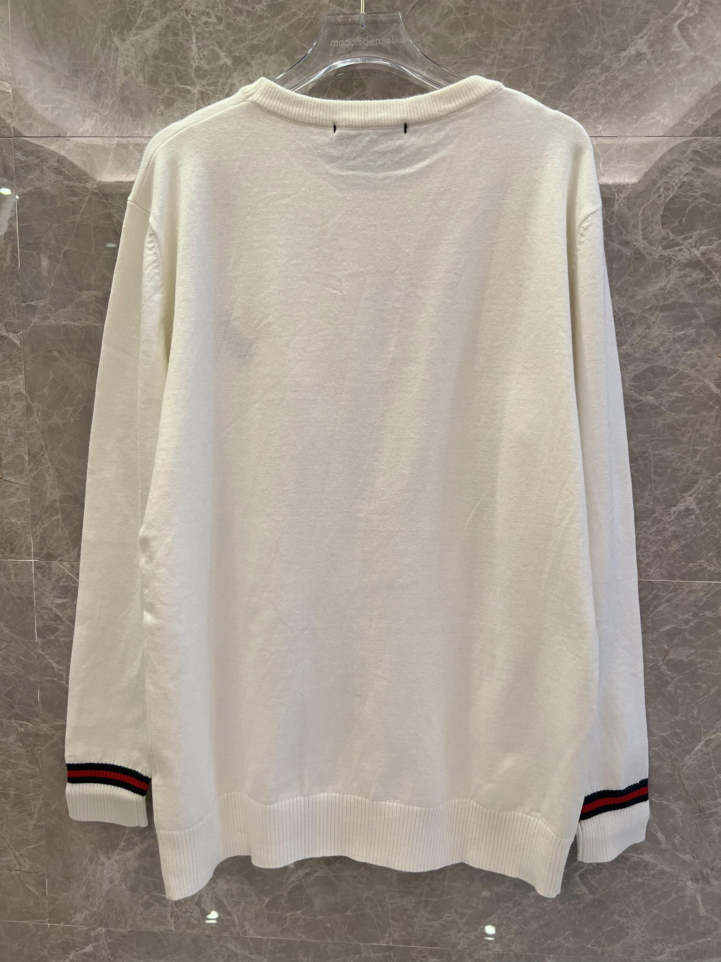 Suéter blanco crema Gucci con detalle de abeja bordada