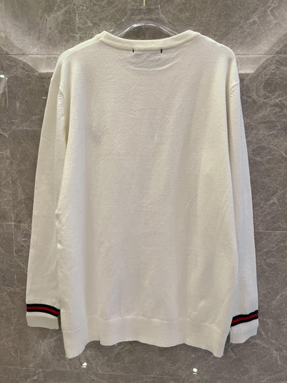 Suéter blanco crema Gucci con detalle de abeja bordada