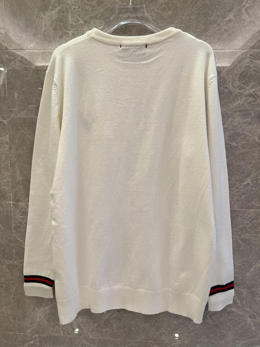 Suéter branco creme da Gucci com detalhe bordado de abelha