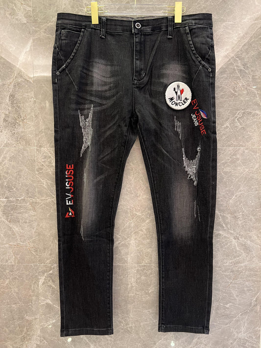 Calça jeans preta desgastada em colaboração Moncler x Evisu