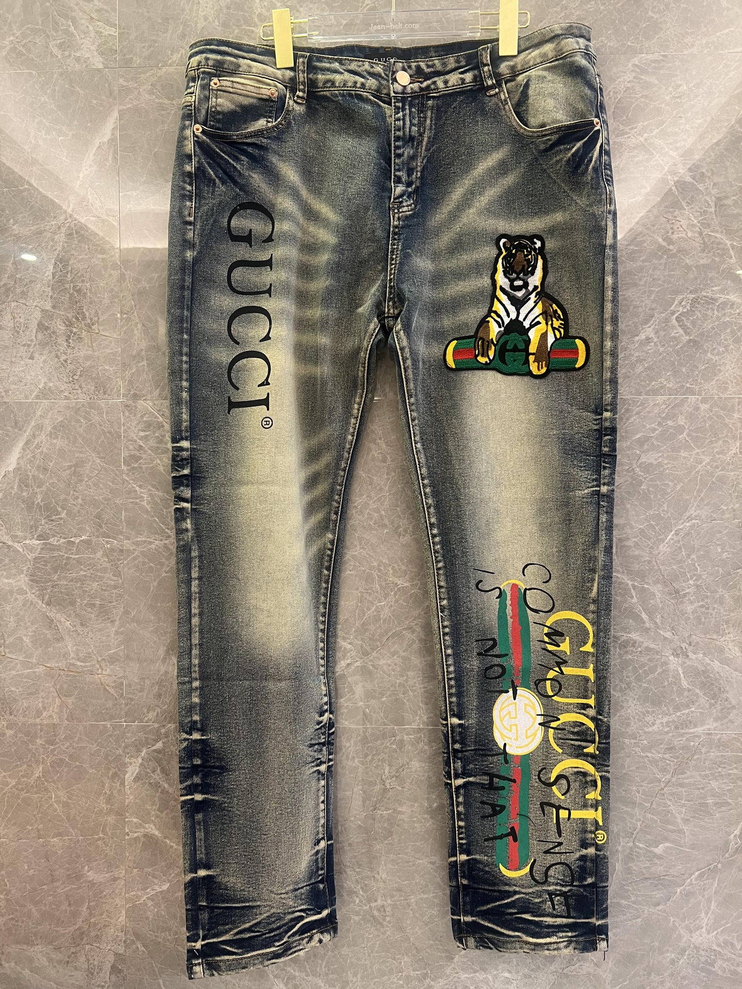 Vaqueros de mezclilla estampados de Gucci con motivo de tigre y logotipo icónico
