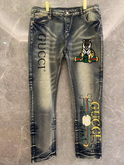 Vaqueros de mezclilla estampados de Gucci con motivo de tigre y logotipo icónico