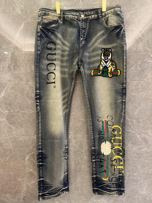 Vaqueros de mezclilla estampados de Gucci con motivo de tigre y logotipo icónico