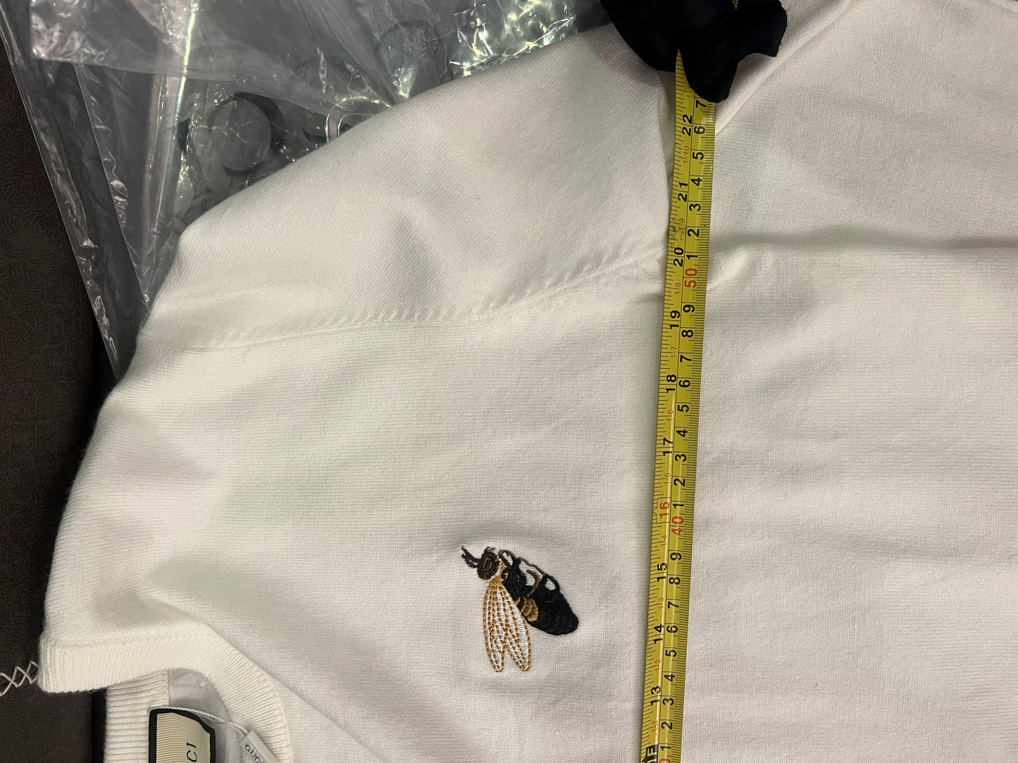 Suéter blanco crema Gucci con detalle de abeja bordada
