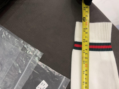 Suéter blanco crema Gucci con detalle de abeja bordada