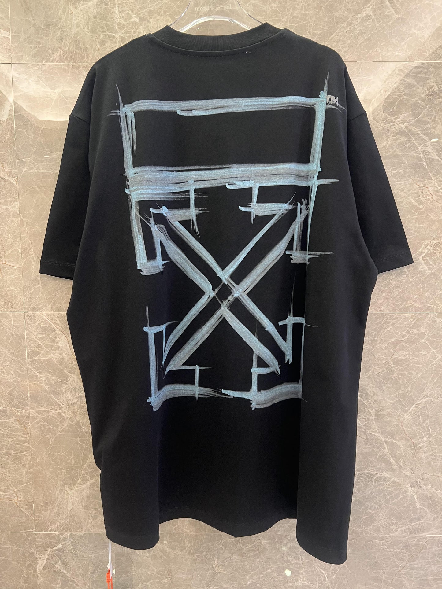Camiseta con estampado de flechas y pinceladas negras de Off-White™