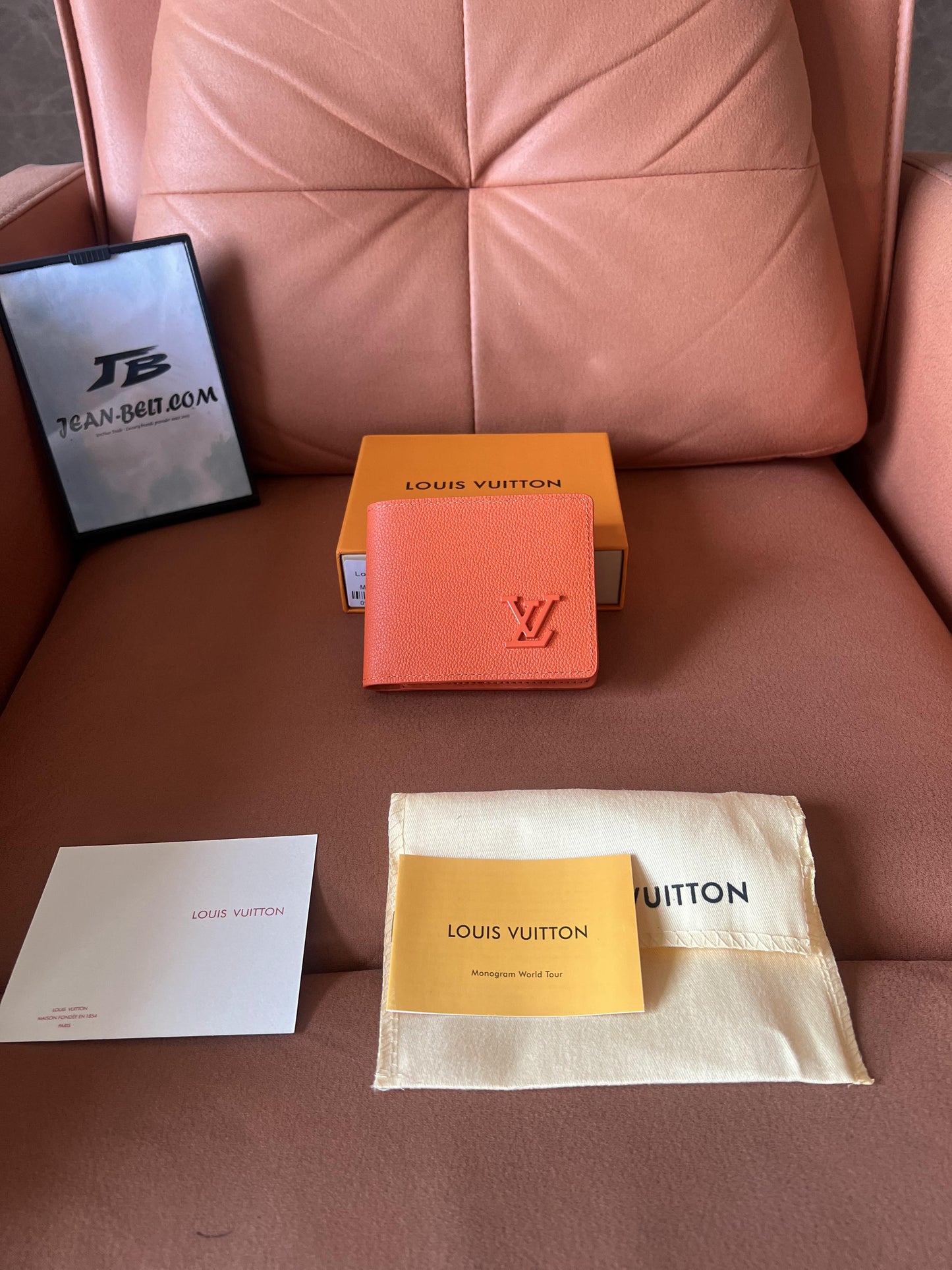 Carteira compacta de couro Louis Vuitton Taurillon na cor laranja