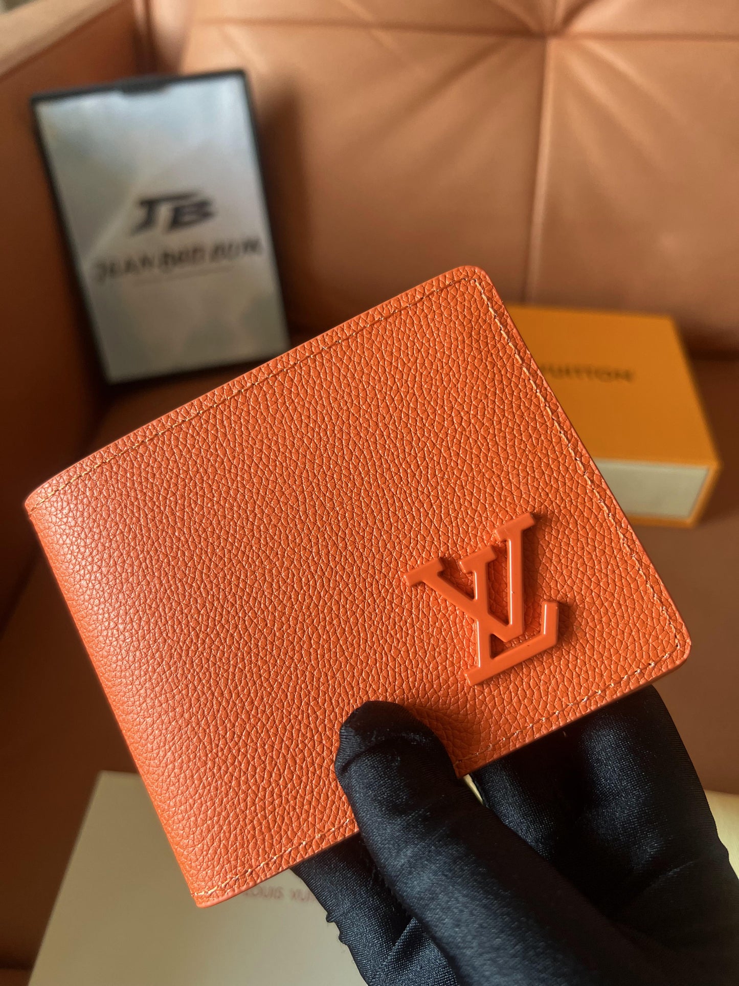 Carteira compacta de couro Louis Vuitton Taurillon na cor laranja