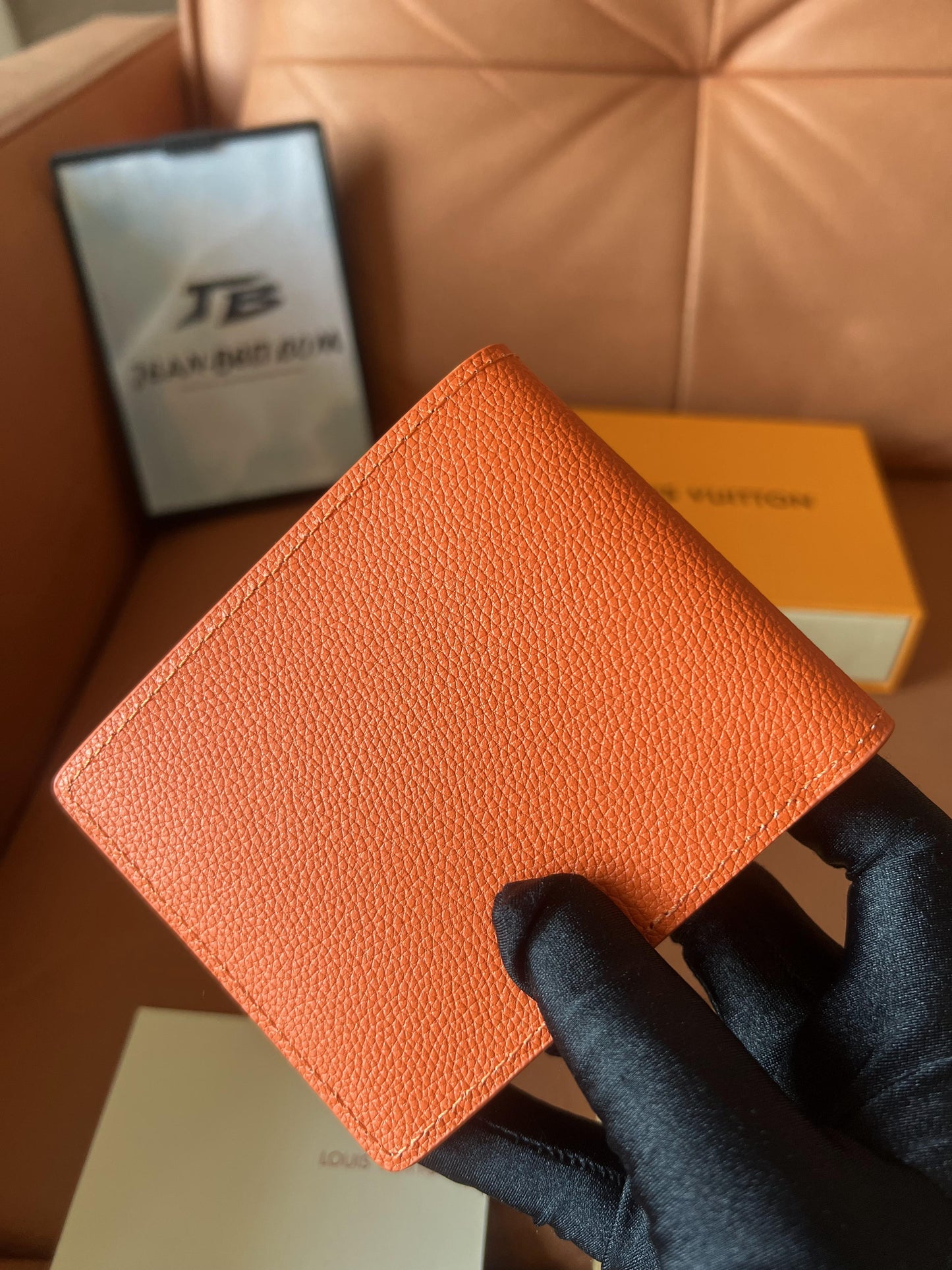 Carteira compacta de couro Louis Vuitton Taurillon na cor laranja