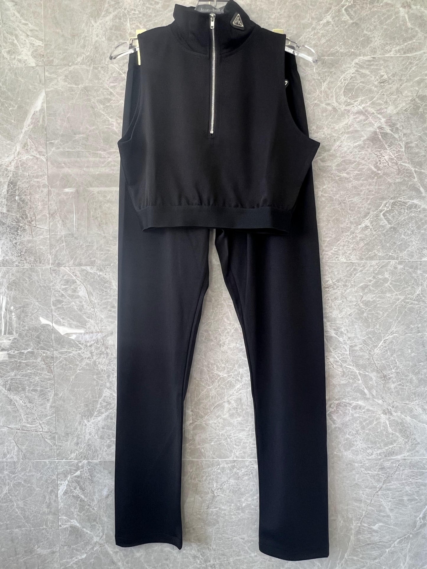Conjunto deportivo negro de cuello alto y cremallera para mujer de Prada