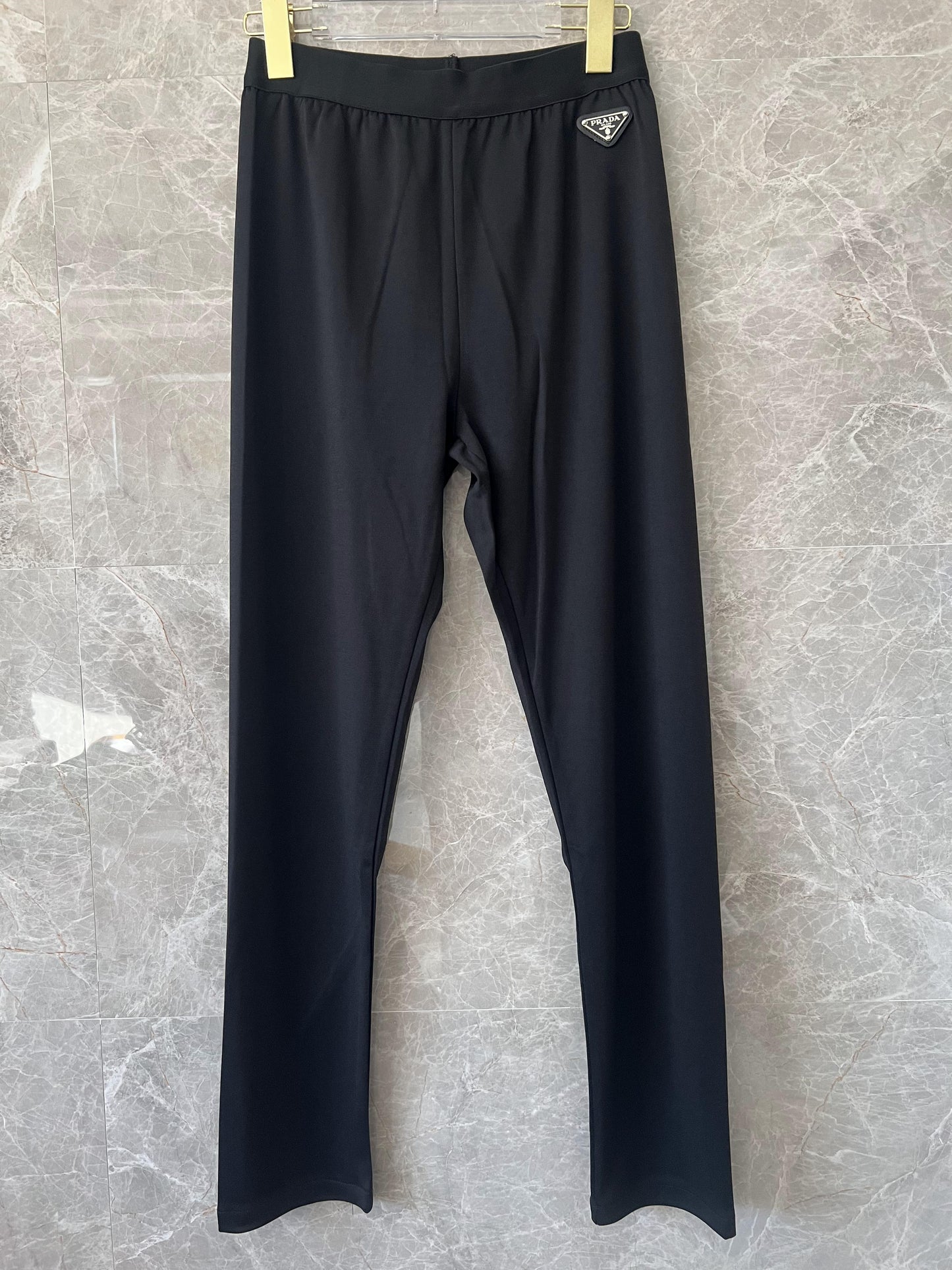 Conjunto deportivo negro de cuello alto y cremallera para mujer de Prada