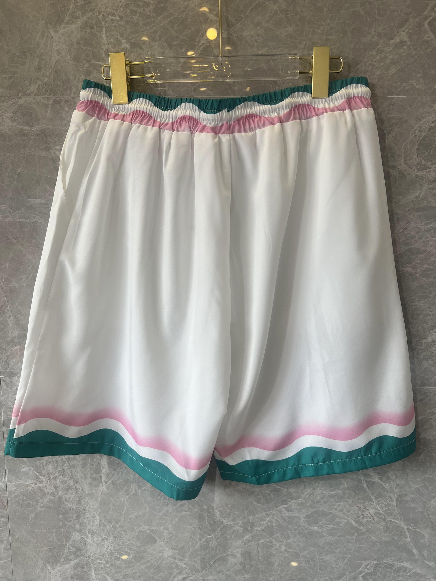 Conjunto de camisa y pantalón corto de seda blanca y multicolor de Casablanca