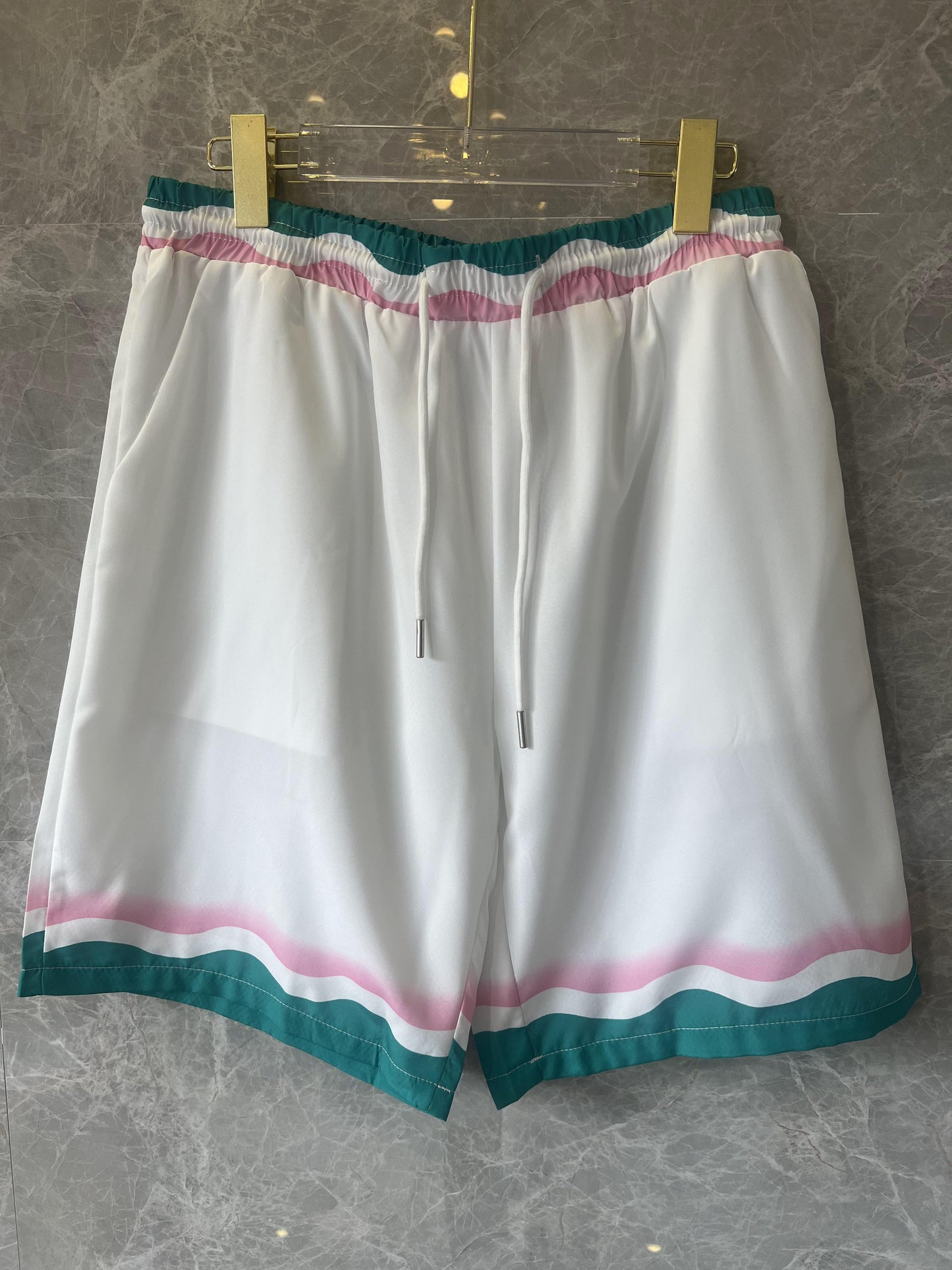 Conjunto de camisa y pantalón corto de seda blanca y multicolor de Casablanca