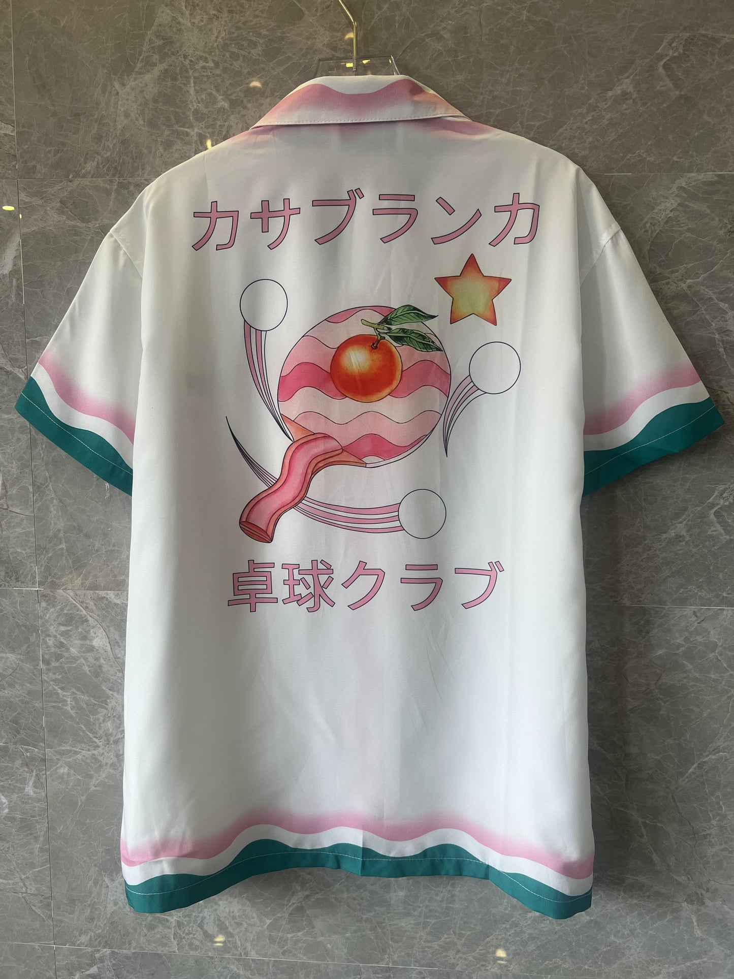 Conjunto de camisa y pantalón corto de seda blanca y multicolor de Casablanca