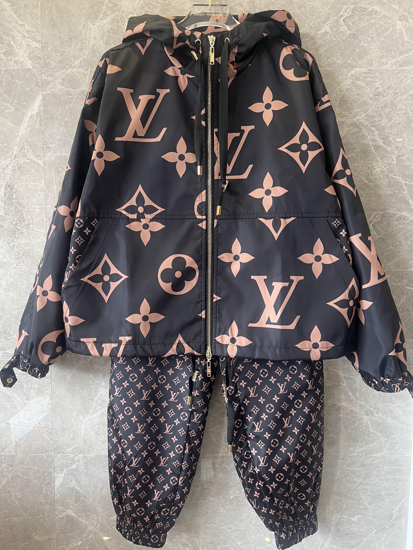 Conjunto de jaqueta e calça com capuz e monograma Louis Vuitton