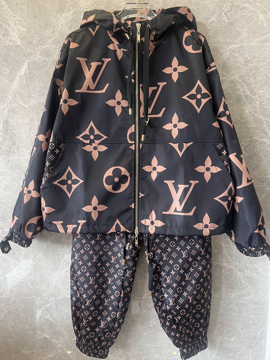 Conjunto de jaqueta e calça com capuz e monograma Louis Vuitton