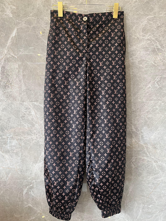 Conjunto de jaqueta e calça com capuz e monograma Louis Vuitton