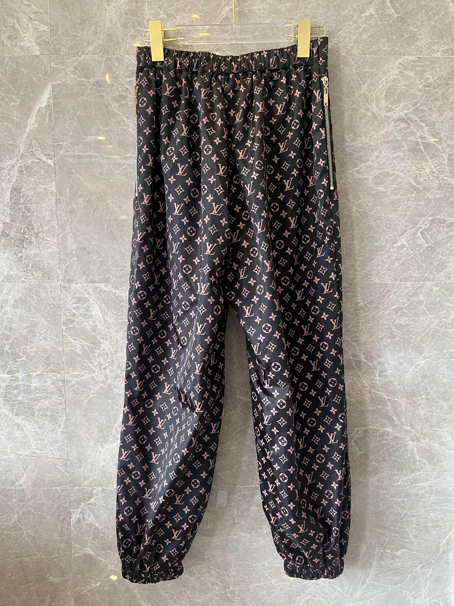 Conjunto de jaqueta e calça com capuz e monograma Louis Vuitton